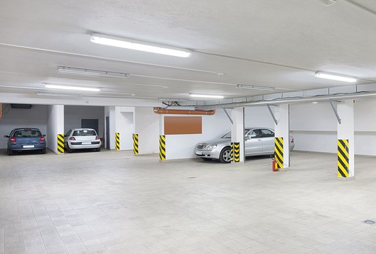 narożniki piankowe na słupach w garażu
